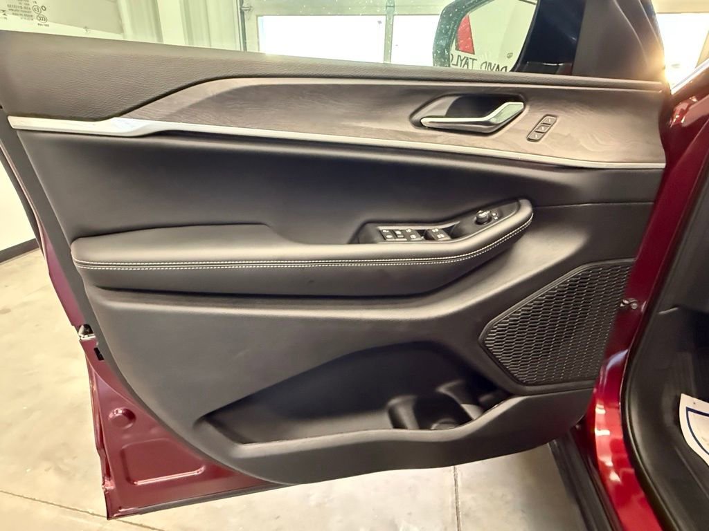 New 2025 Jeep Grand Cherokee Limited image 17