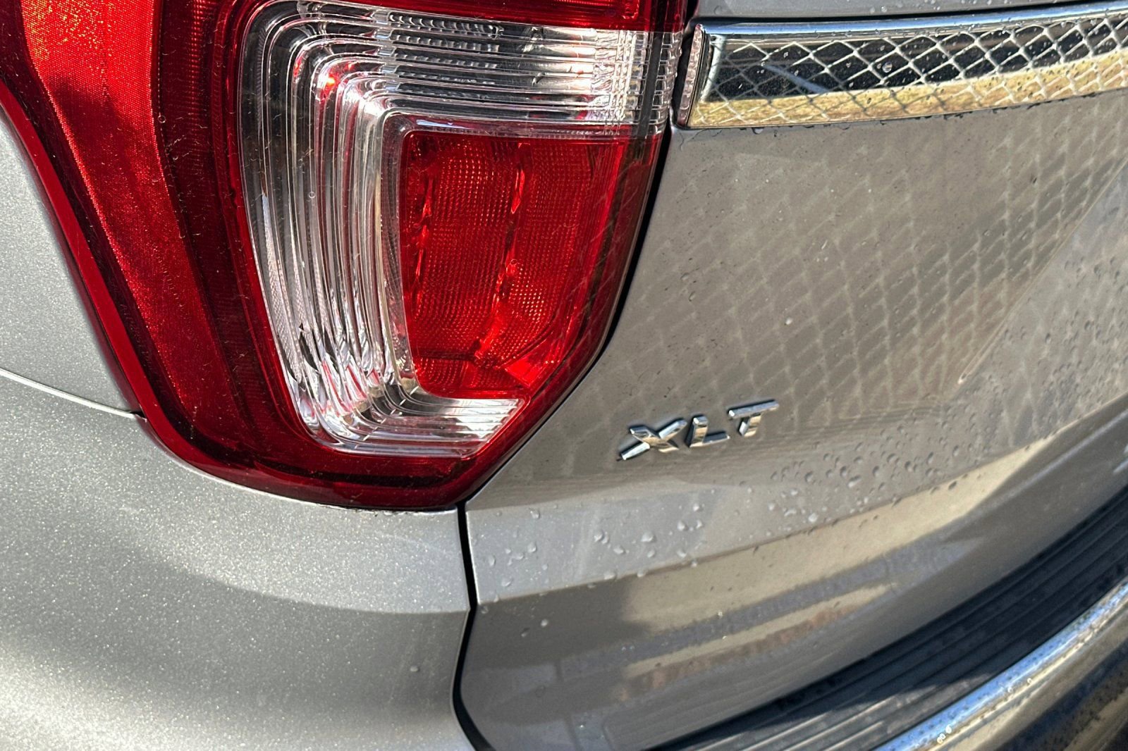 Used 2018 Ford Explorer XLT w/ Equipment Group 201A FWD image 6