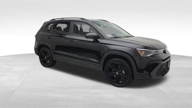 Used 2025 Volkswagen Taos SE AWD/4WD image 2