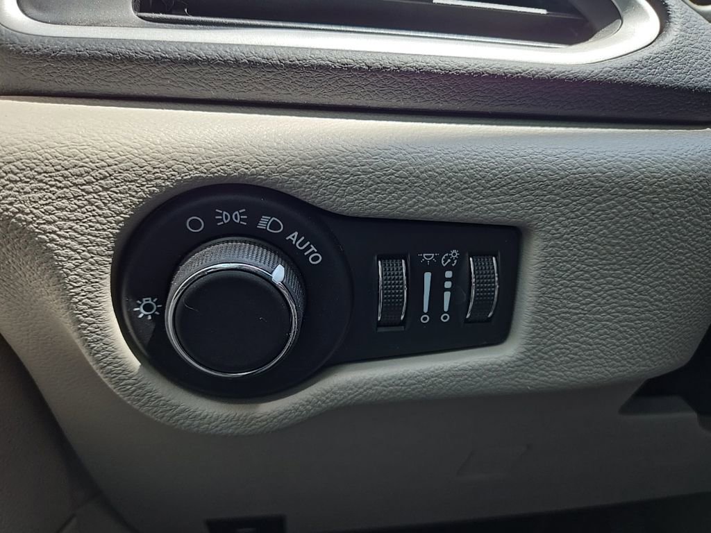 Used 2022 Chrysler Voyager LX FWD image 17