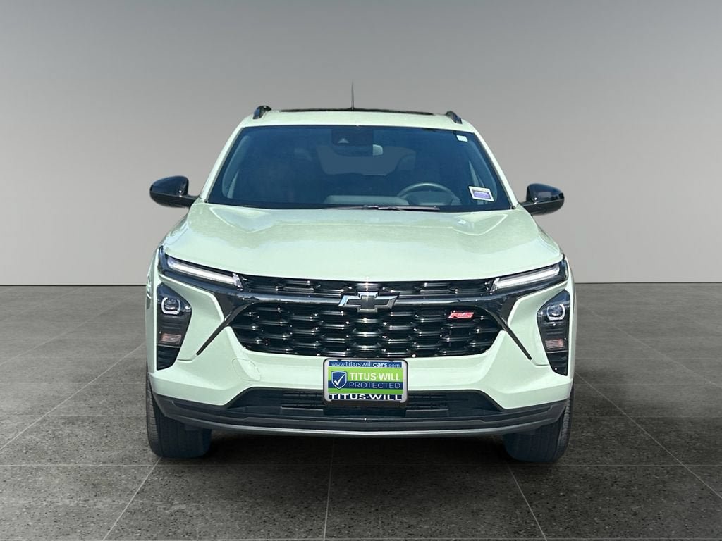 Used 2024 Chevrolet Trax RS w/ Sunroof Package FWD image 2