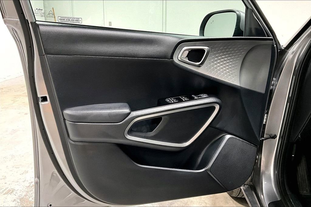 Used 2025 Kia Soul LX FWD image 20