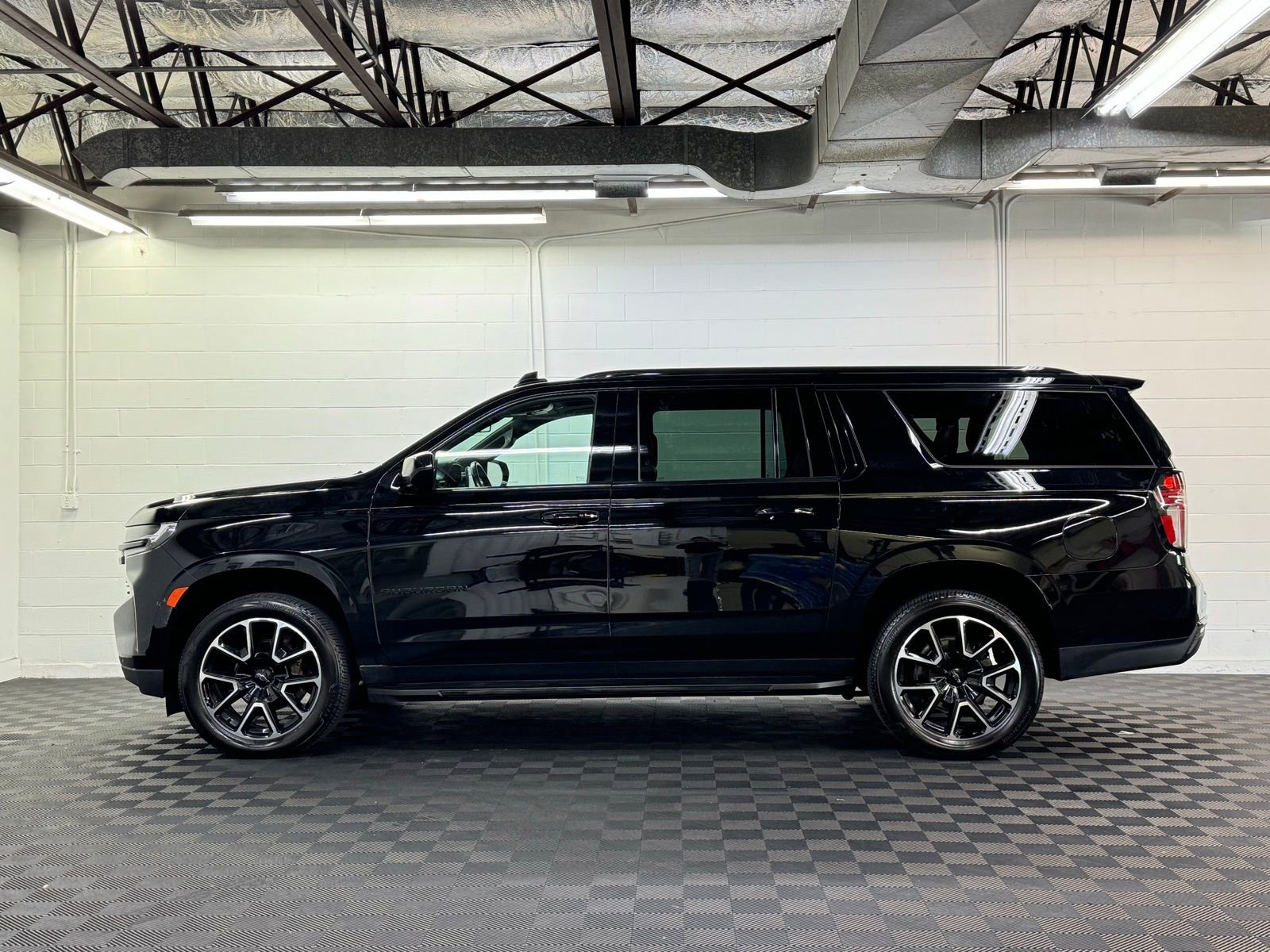 Used 2023 Chevrolet Suburban RST image 3