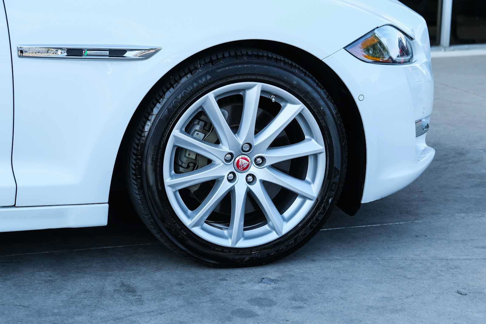 Used 2017 Jaguar XJ R-Sport RWD image 9