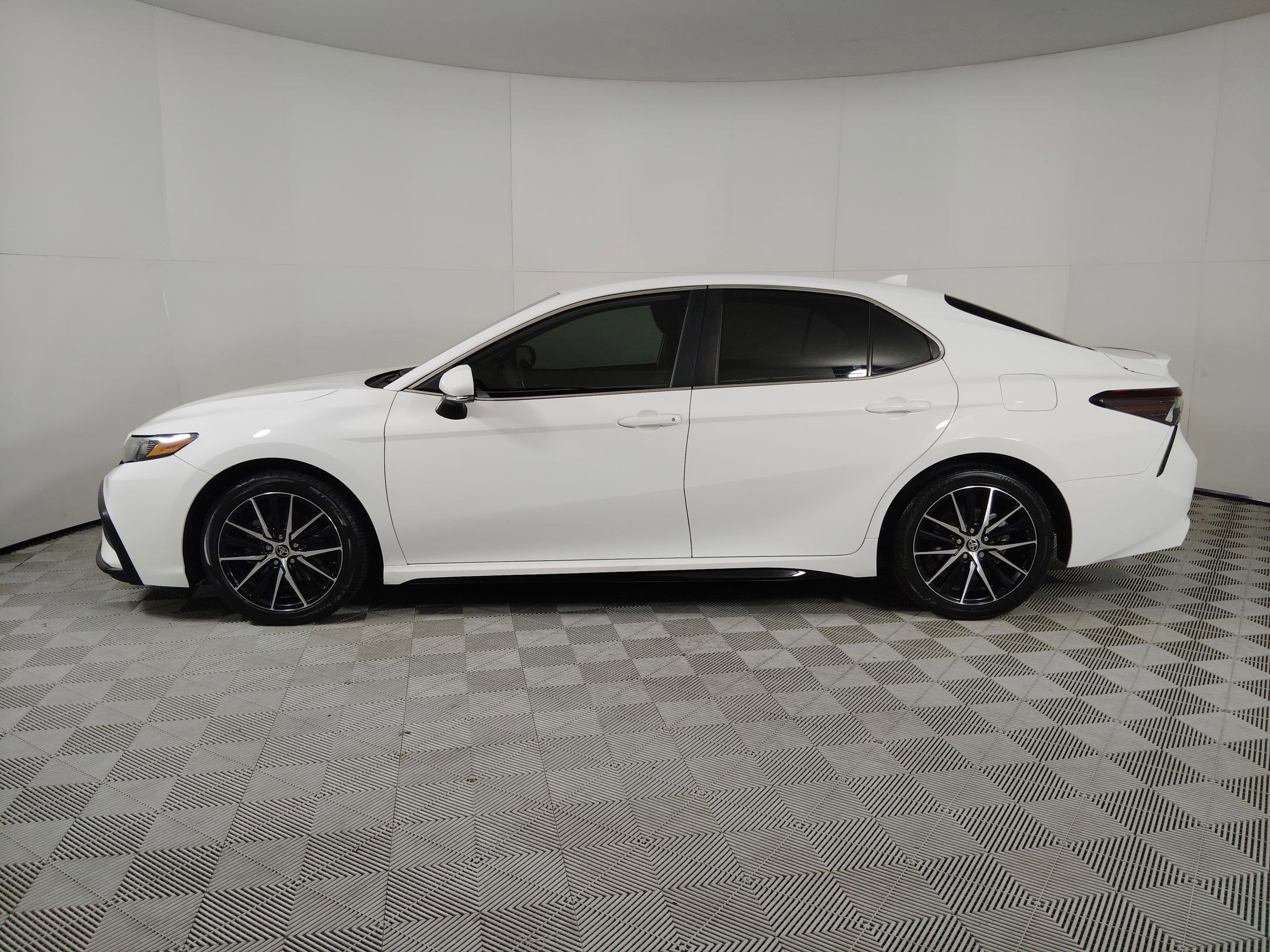 Used 2022 Toyota Camry SE image 2