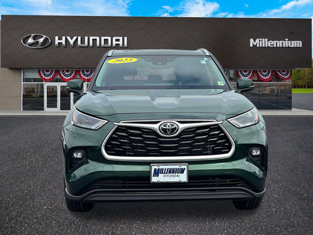 Used 2023 Toyota Highlander XLE AWD/4WD image 2