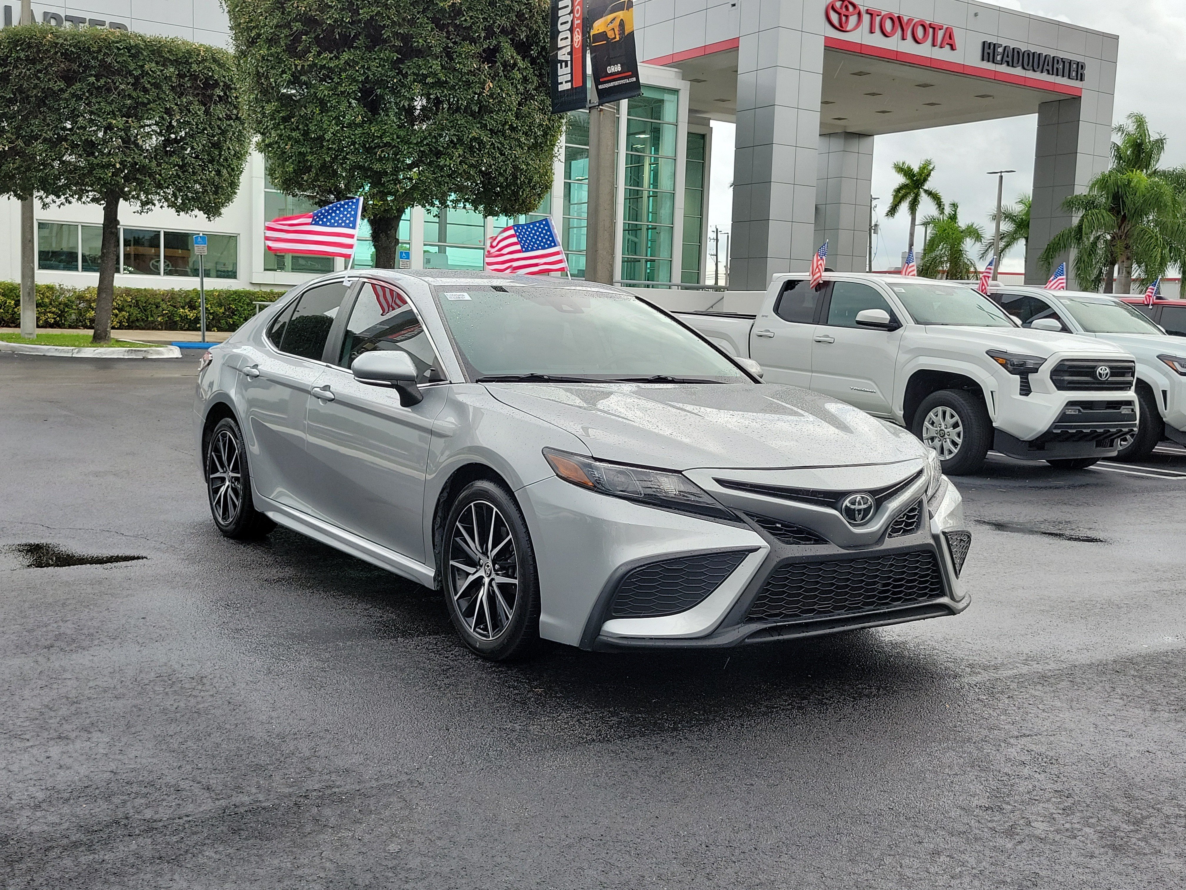 Used 2022 Toyota Camry SE FWD image 2