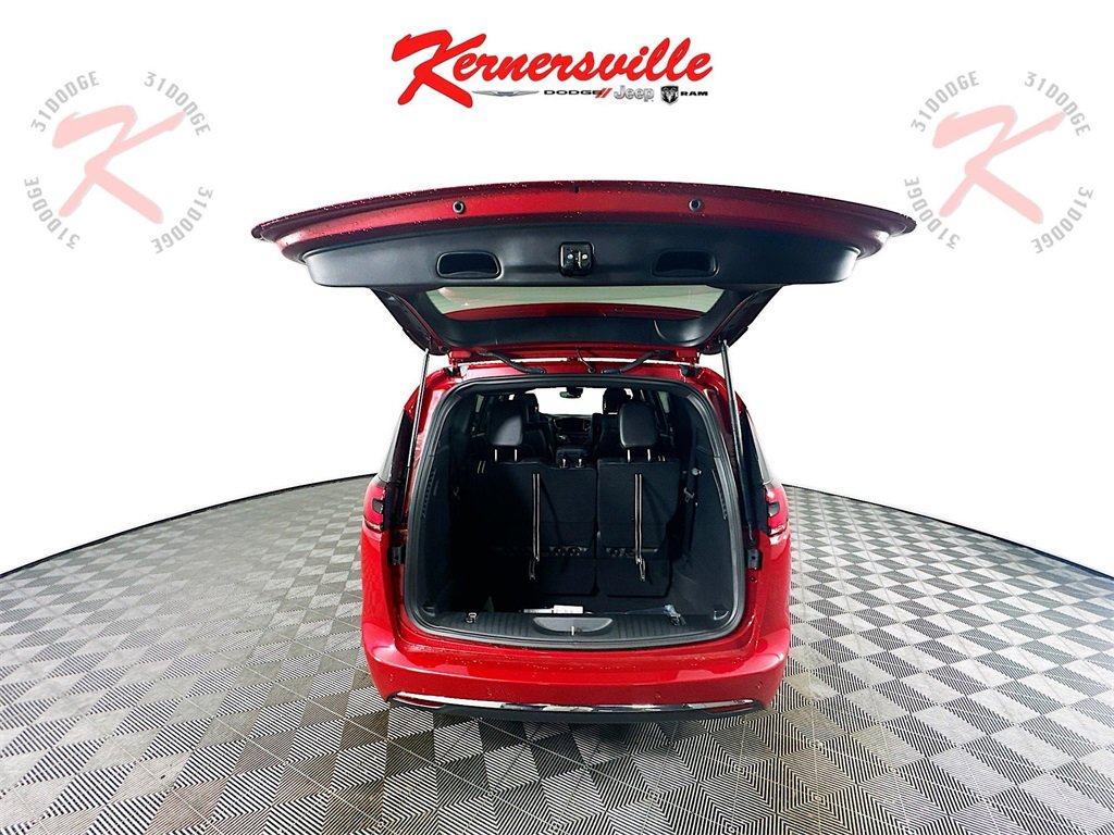 New 2026 Chrysler Pacifica Select image 16