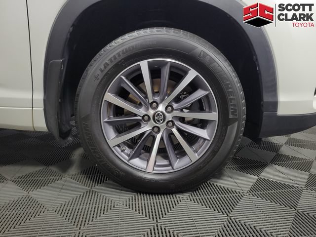 Used 2017 Toyota Highlander XLE AWD/4WD image 11