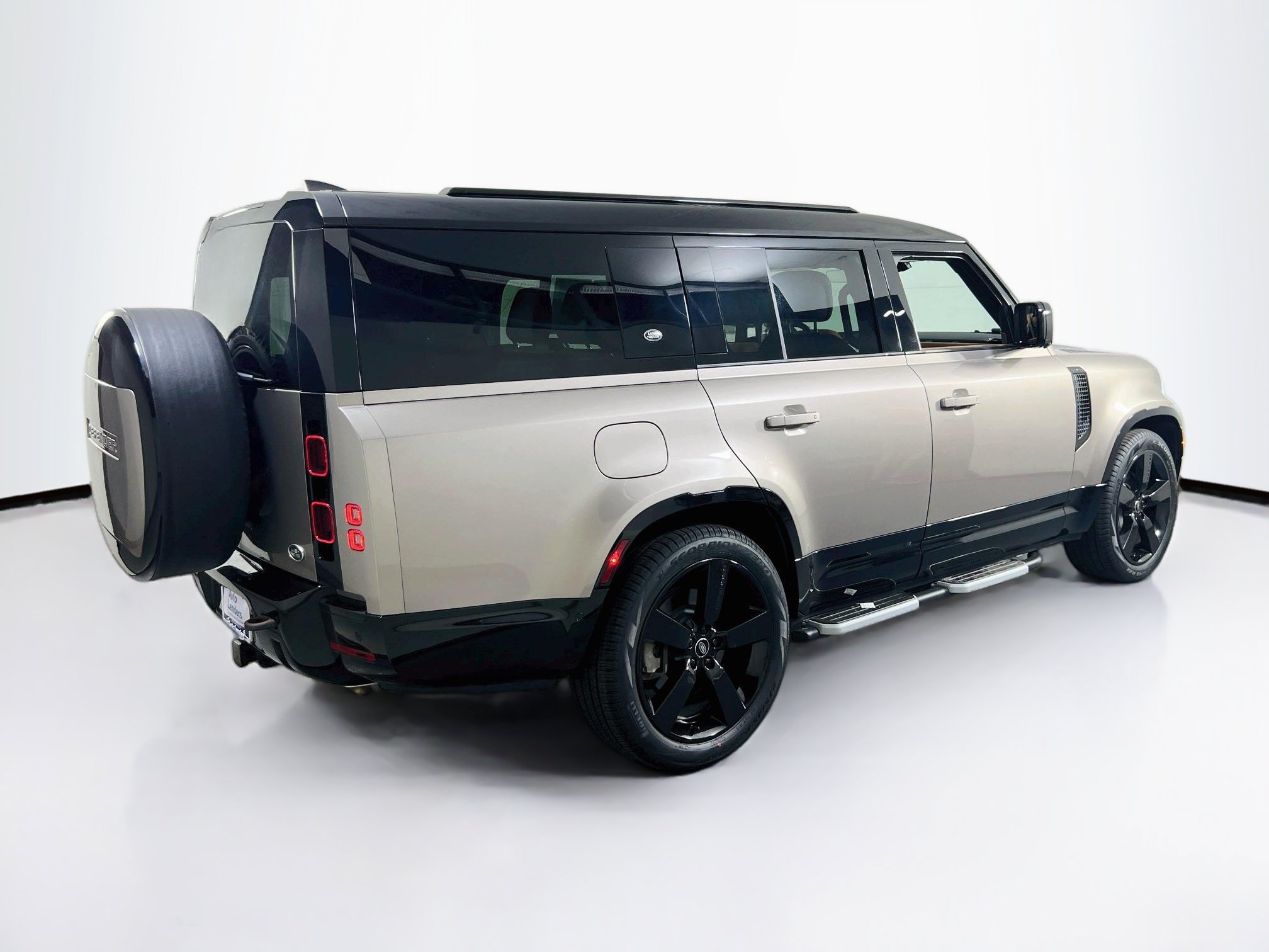 Used 2023 Land Rover Defender 130 X-Dynamic SE AWD/4WD image 5