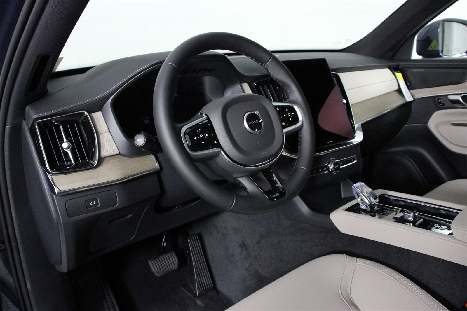 New 2026 Volvo XC90 B6 Plus w/ Protection Package Premier image 8