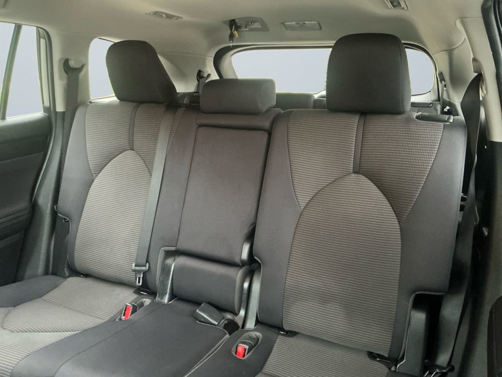 Used 2023 Toyota Highlander LE FWD image 14