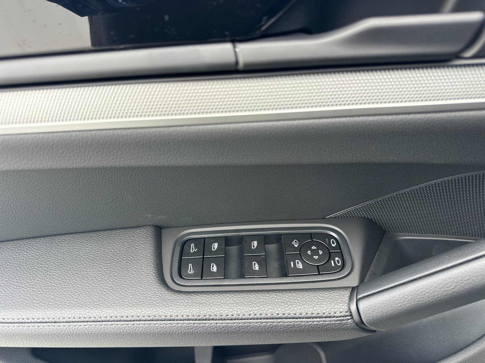 New 2026 Porsche Cayenne Coupe AWD/4WD image 12