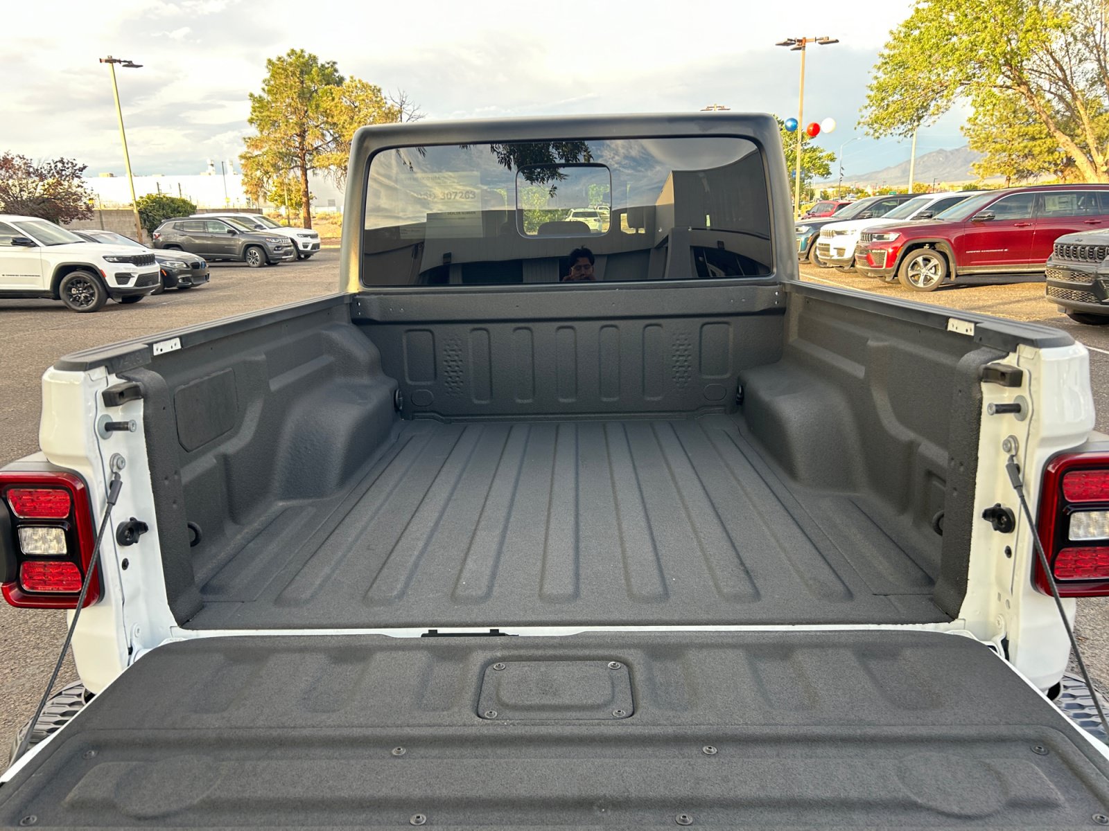 Used 2025 Jeep Gladiator Rubicon w/ Convenience Group AWD/4WD image 31