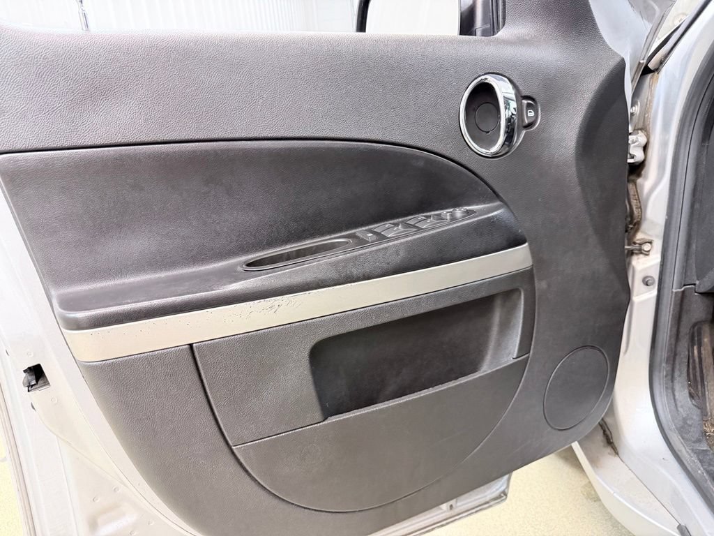 Used 2010 Chevrolet HHR LT FWD image 8