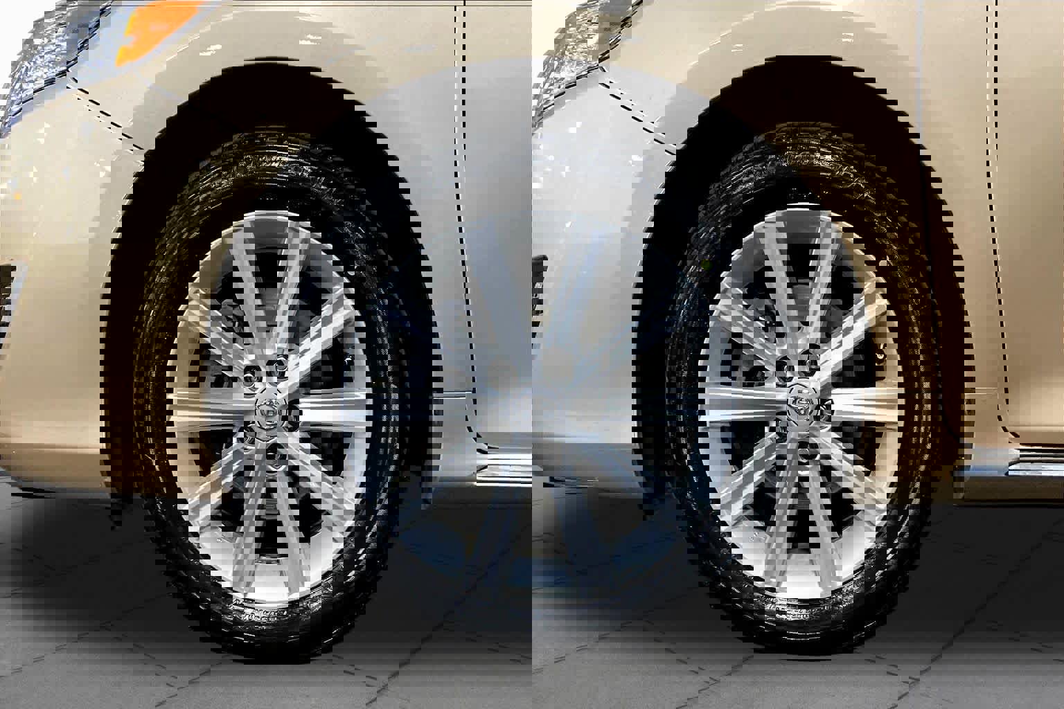 Used 2012 Toyota Camry XLE w/ Leather Pkg image 10