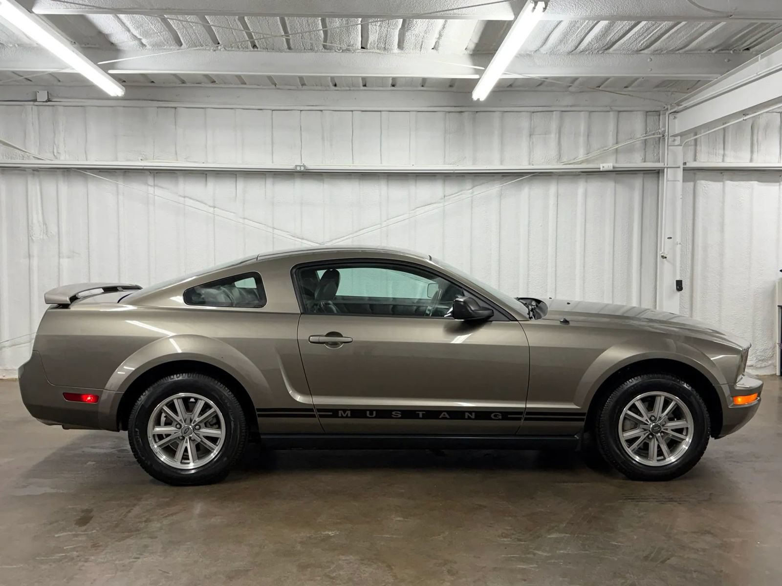 Used 2005 Ford Mustang Premium RWD image 3