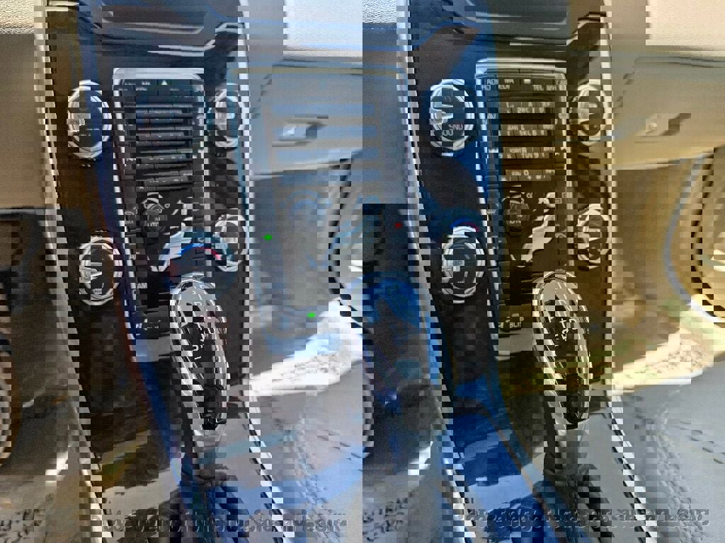 Used 2015 Volvo XC70 T5 Premier w/ Proximity Package FWD image 39