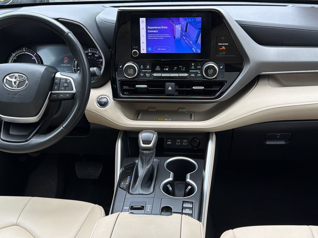Used 2023 Toyota Highlander XLE AWD/4WD image 18
