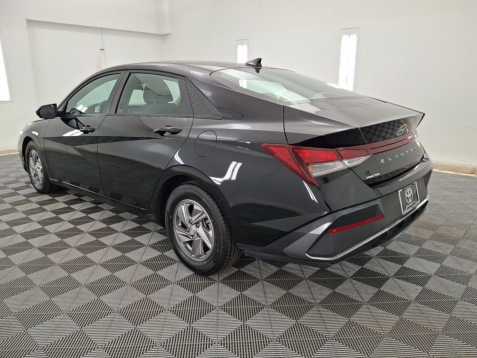 Used 2025 Hyundai Elantra SE w/ Cargo Package FWD image 13