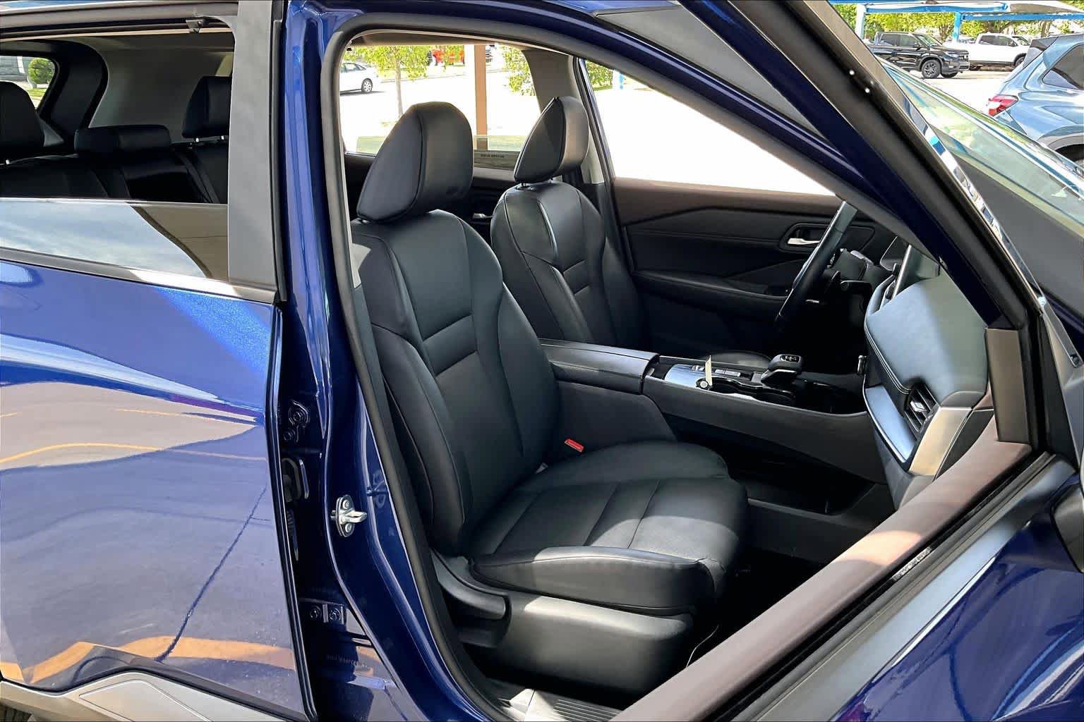 Used 2023 Nissan Rogue SV w/ SV Premium B Package FWD image 9