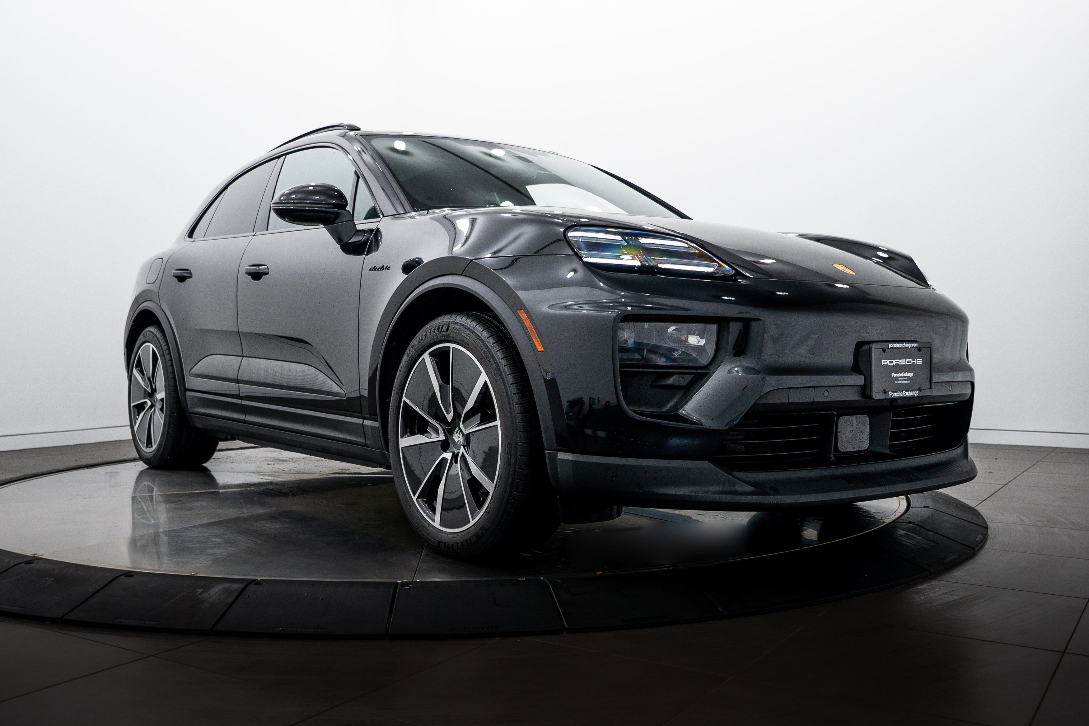 Certified 2025 Porsche Macan 4 Electric AWD/4WD image 9