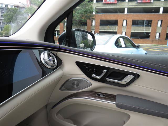 Certified 2023 Mercedes-Benz EQS 580 4MATIC SUV w/ Exclusive Trim Package image 15