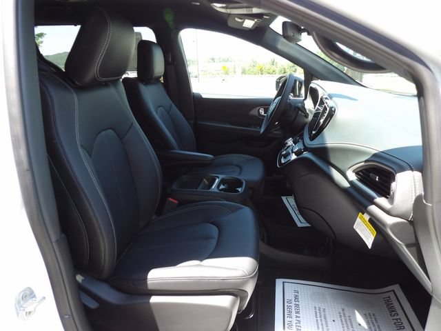 New 2027 Chrysler Pacifica Select FWD image 16