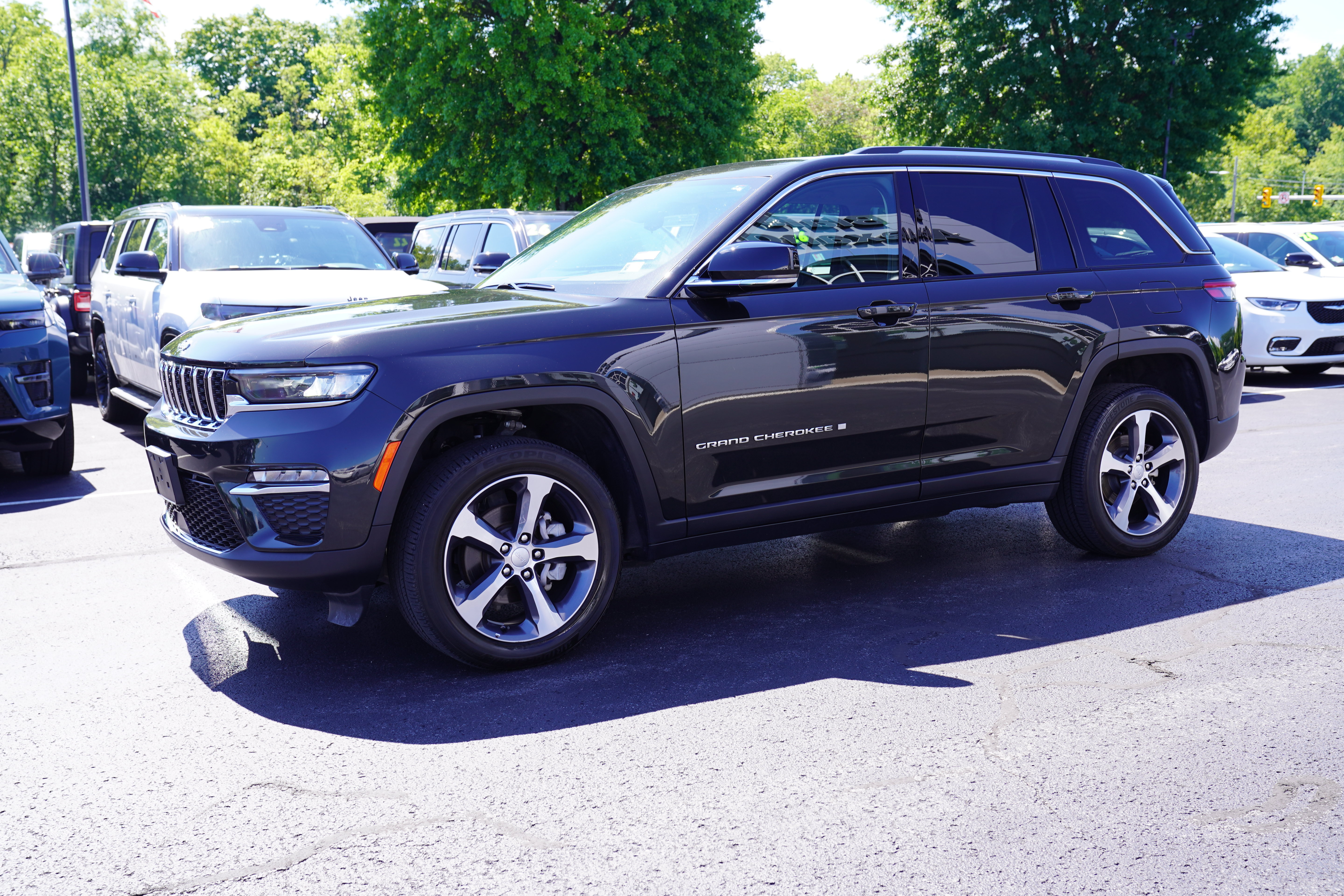 Used 2023 Jeep Grand Cherokee Limited AWD/4WD image 9