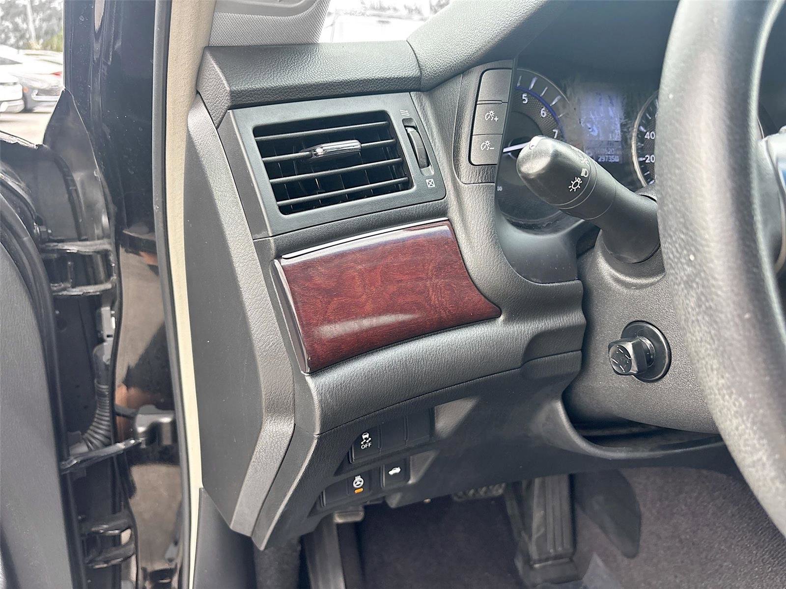 Used 2018 INFINITI Q70 Luxe image 11