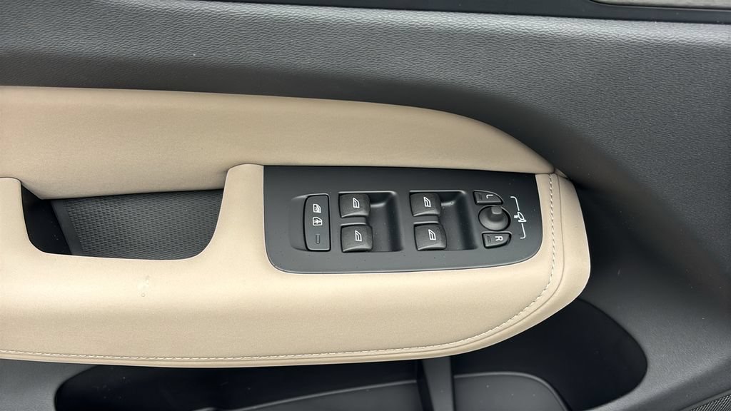 New 2026 Volvo XC60 B5 Plus AWD/4WD image 12