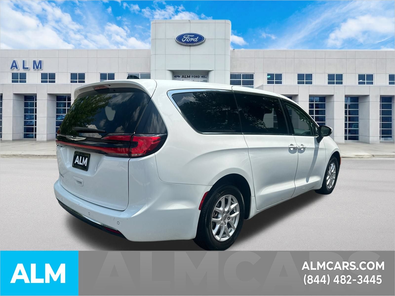 Used 2023 Chrysler Pacifica Touring-L FWD image 5