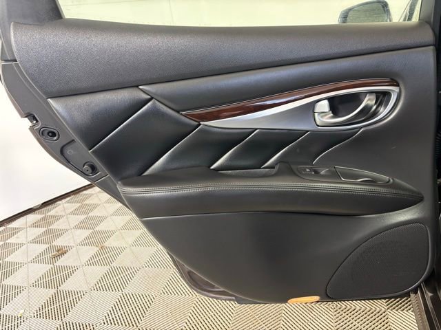 Used 2017 INFINITI Q70 3.7 RWD image 21