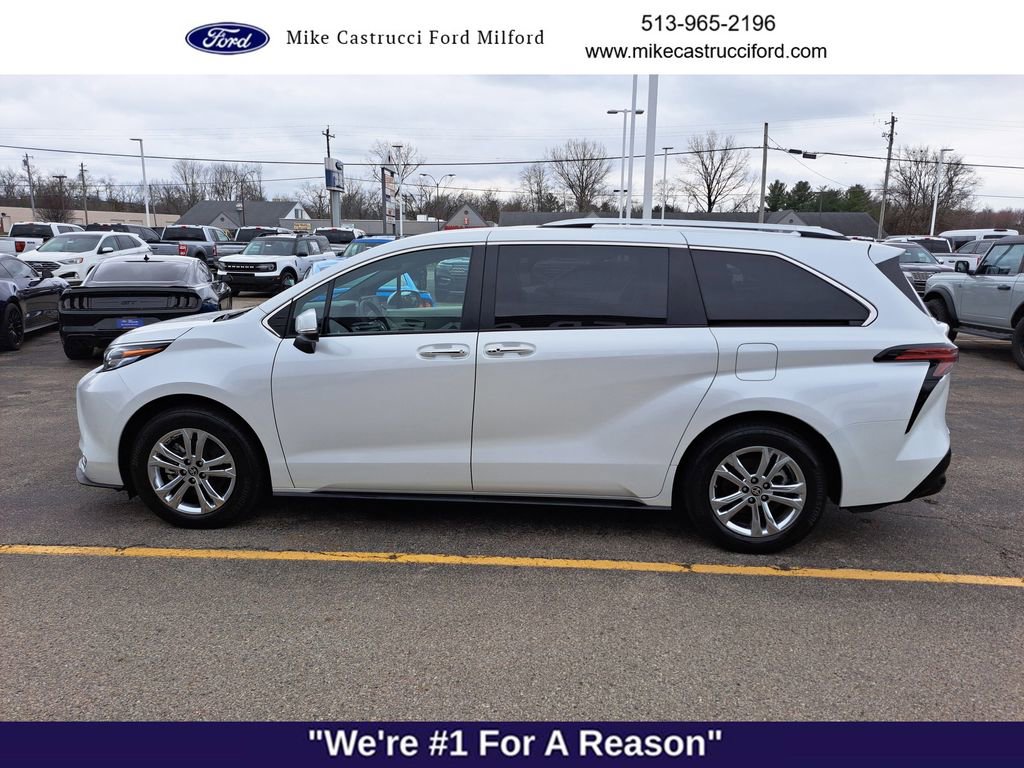 Used 2024 Toyota Sienna Platinum image 2