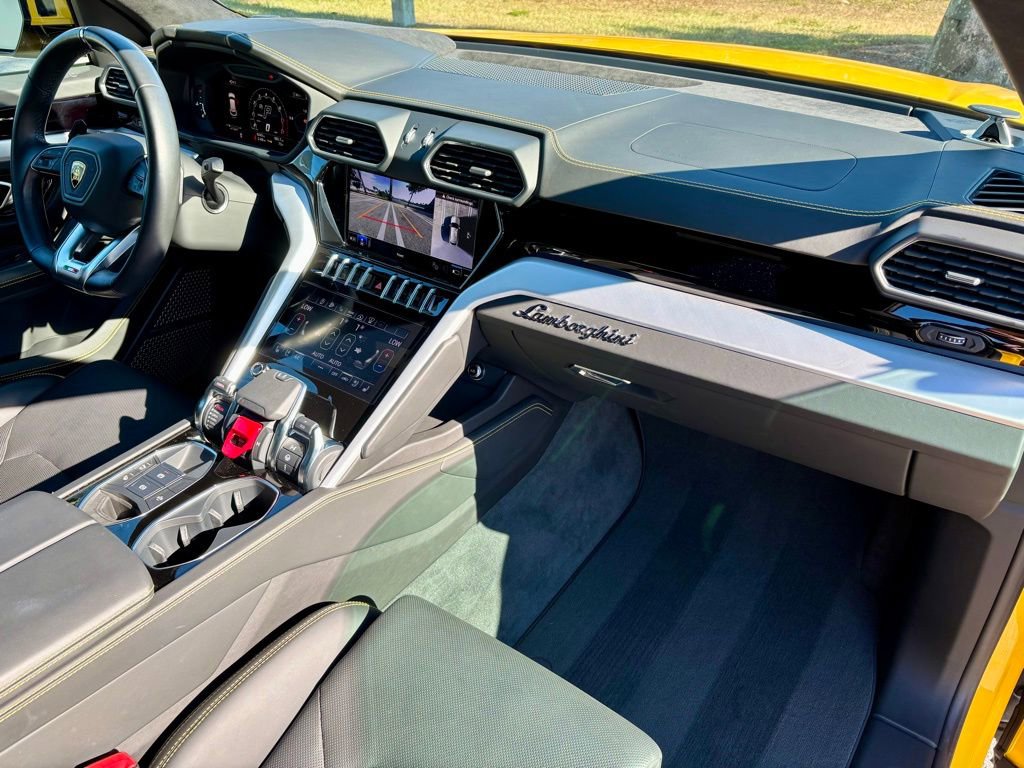Used 2022 Lamborghini Urus image 25