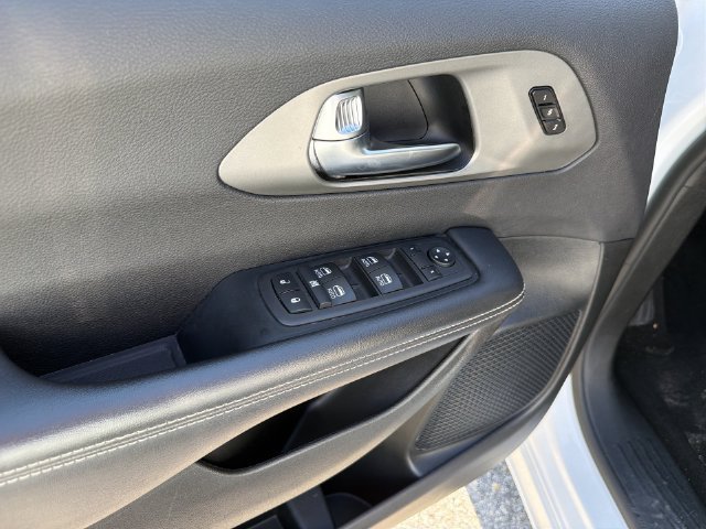 Used 2025 Chrysler Pacifica Select FWD image 13