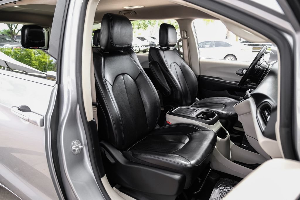 Used 2021 Chrysler Pacifica Touring-L FWD image 36