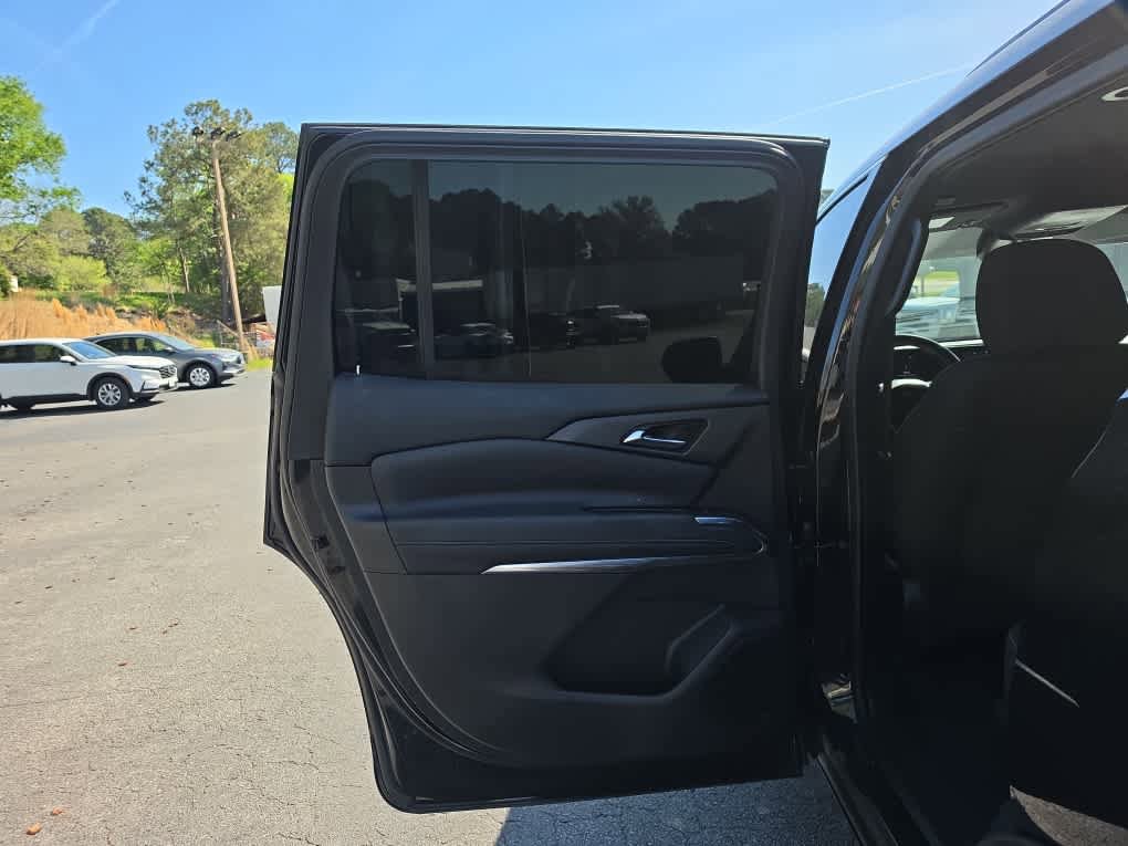 Used 2025 Chevrolet Traverse LT w/ Driver Confidence Package image 30
