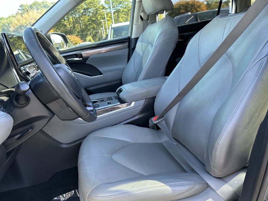 Used 2021 Toyota Highlander Limited FWD image 25