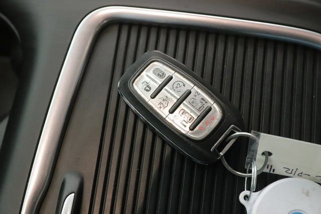 Used 2021 Chrysler Pacifica Touring-L image 3
