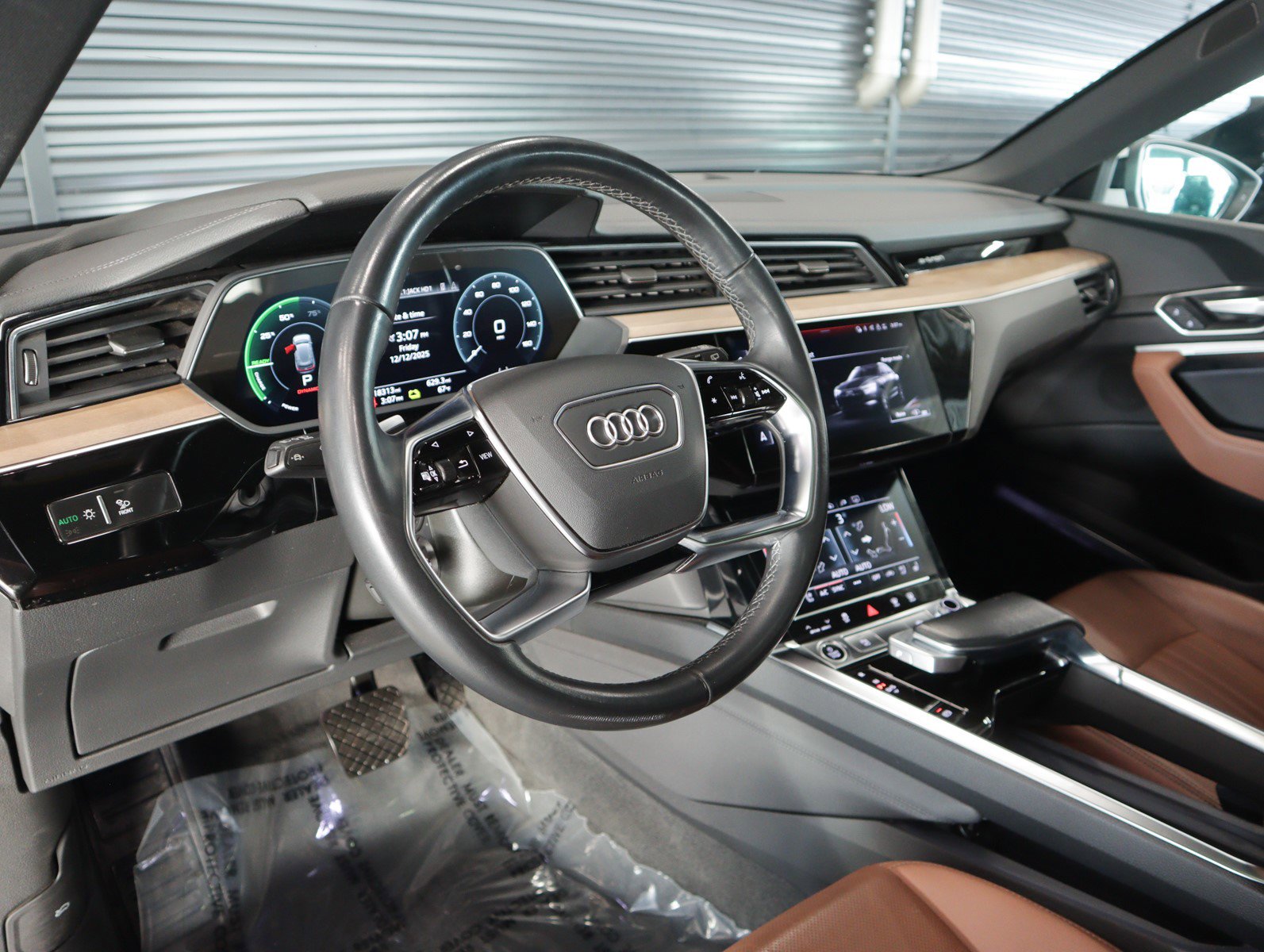 Used 2024 Audi Q8 e-tron Premium Plus image 17