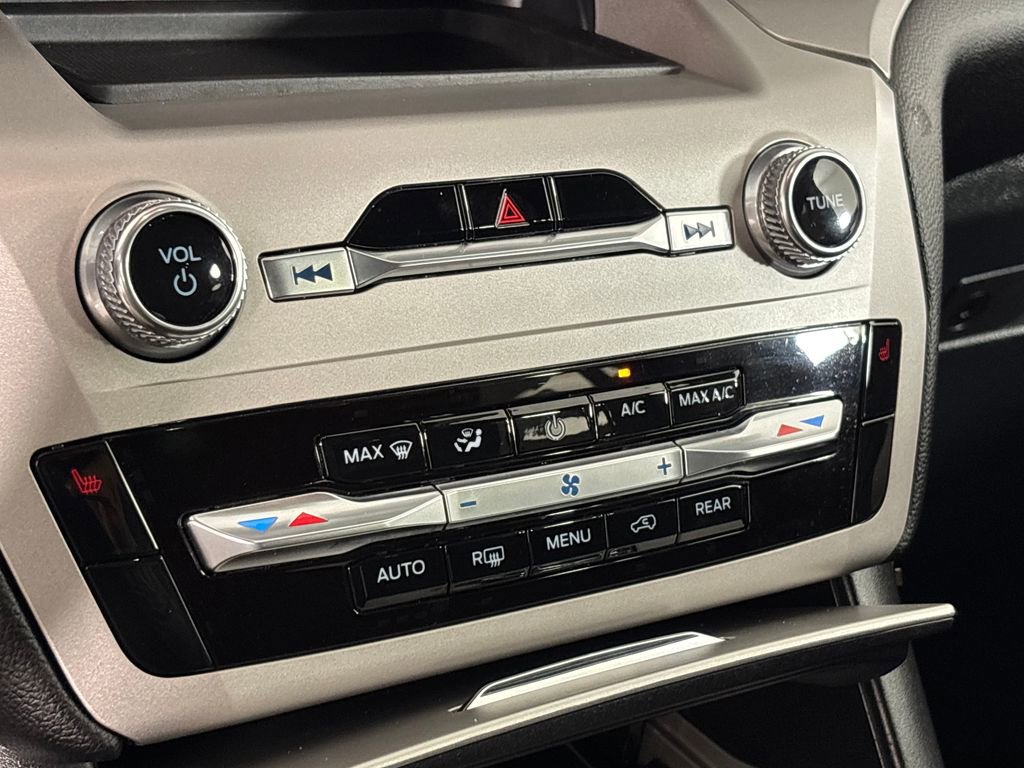 Used 2024 Ford Explorer XLT image 22
