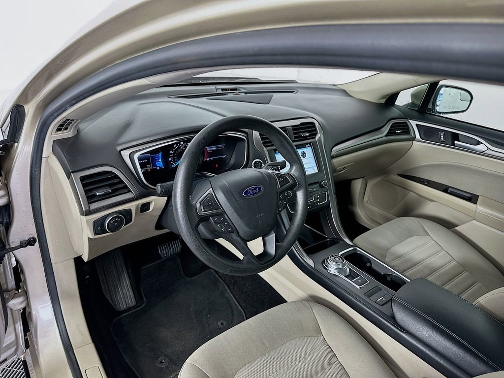 Used 2017 Ford Fusion SE w/ Fusion SE Technology Package image 9