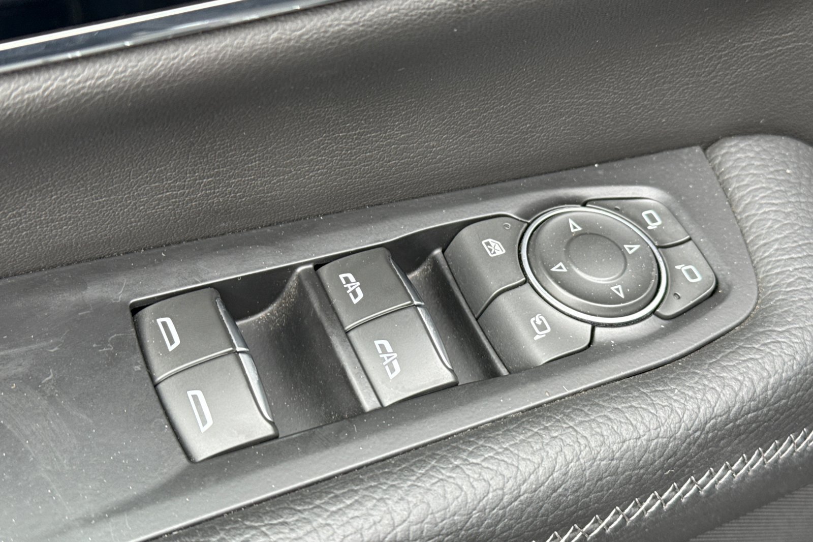 Used 2025 GMC Yukon Denali AWD/4WD image 13