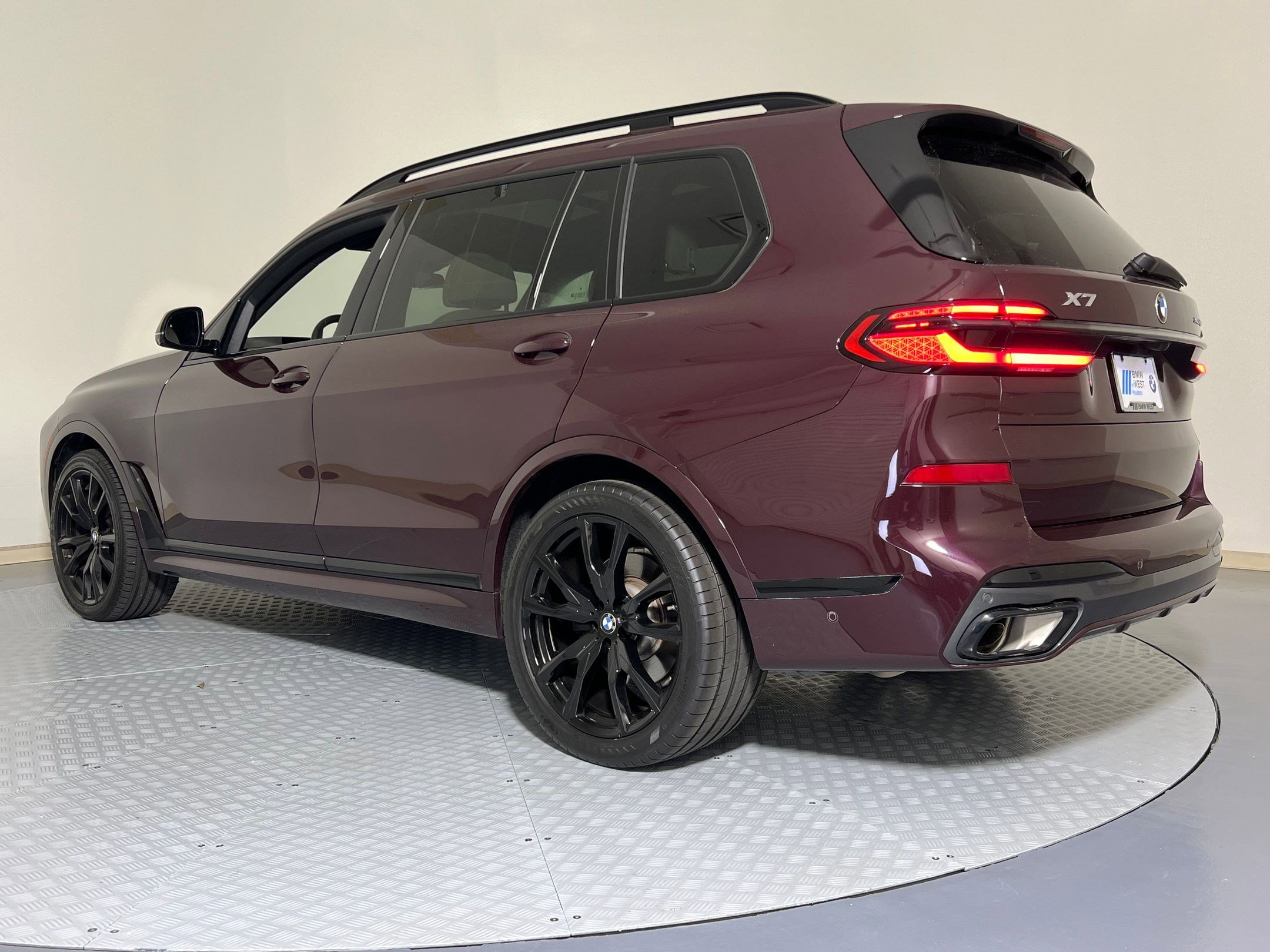 Certified 2024 BMW X7 xDrive40i w/ M Sport Package image 3