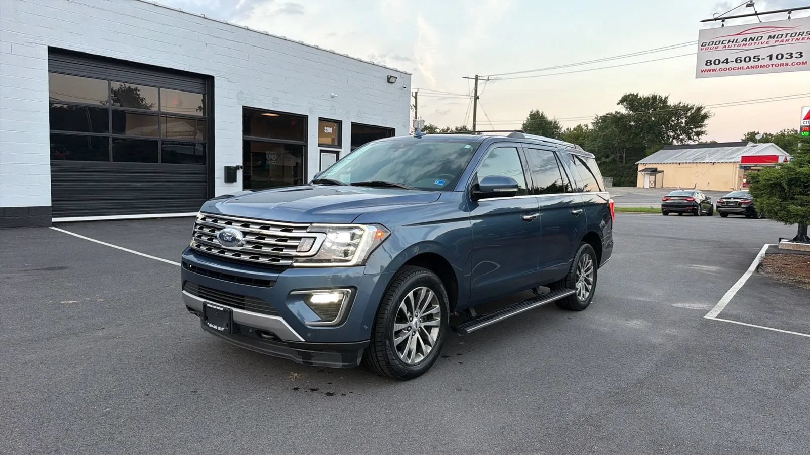 Used 2018 Ford Expedition Limited w/ Equipment Group 301A AWD/4WD image 3