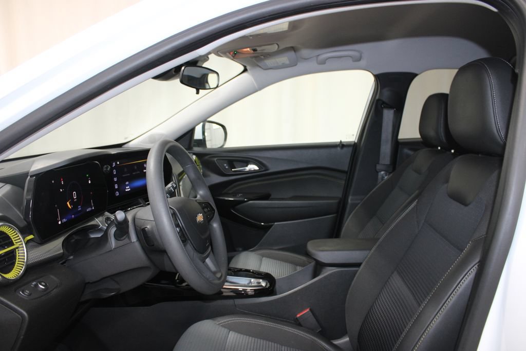 Used 2025 Chevrolet Trax LT FWD image 16