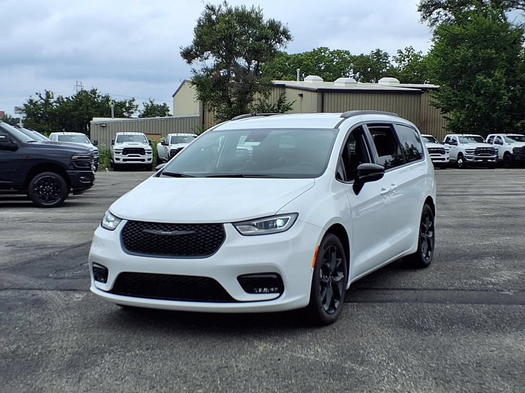 New 2026 Chrysler Pacifica Select w/ S Appearance Package FWD image 2