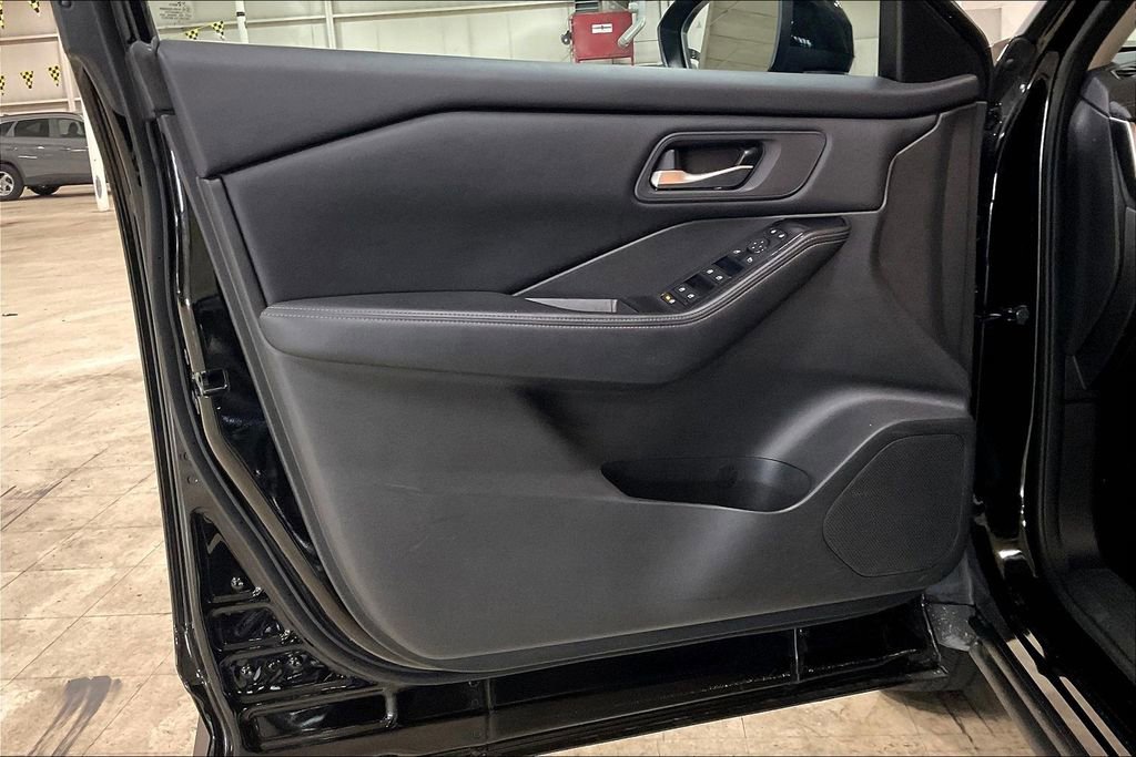 Used 2024 Nissan Rogue SV image 21