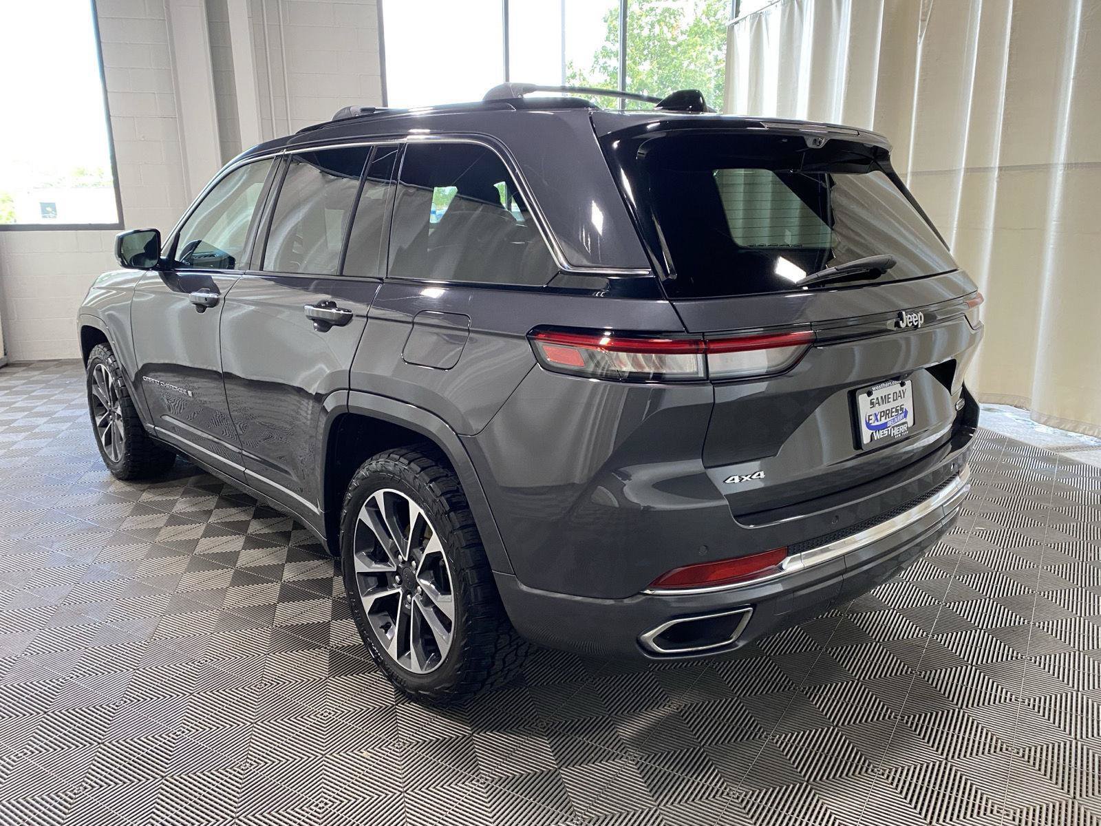 Used 2024 Jeep Grand Cherokee Overland w/ Luxury Tech Group IV AWD/4WD image 9